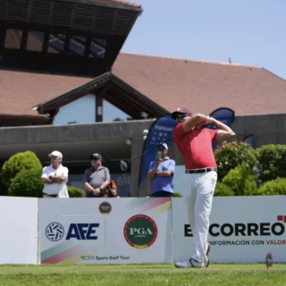 La niebla obliga a suspender la segunda jornada mientras el madrileño domina la clasificación con -9 a falta de tres hoyos Consulta el leaderboard en directo El campo público de Meaztegi Golf, enclavado en el idílico entorno de La Arboleda (Bizkaia), volvió a demostrar su carácter durante la segunda jornada del IV Bizkaia PGAe Open. Si en la primera ronda el intenso calor fue el protagonista, hoy lo ha sido la niebla, que ha obligado a suspender el juego cuando aún muchos jugadores no habían completado su recorrido. Entre ellos, Toño Hortal, actual líder provisional con un total de -9 y tres hoyos por jugar, ha aprovechado al máximo las condiciones más frescas de la jornada hasta que la niebla lo detuvo todo. Su objetivo es claro: resarcirse de aquella primera edición, donde perdió en el quinto hoyo de un épico play-off frente a Asier Aguirre. “Lo pasé realmente mal el primer día con el calor. Hoy me he centrado en sobrevivir y en empezar a meter putts, que es lo único que le falta ahora a mi juego”, comentaba Hortal. Salió por el hoyo 10 con un arranque firme: birdies al 10, 11, 14 y 17. Luego llegó el eagle en el hoyo 2 y dos birdies más al 5 y 6, con un único error en el hoyo 4 (bogey). Un rendimiento sólido y maduro que reafirma su buen momento competitivo. “Este torneo es, sin duda, el ‘Grande’ nacional. La organización, el trato, el nivel del campo… todo está cuidado al detalle. Ojalá pueda cerrarlo como se merece”, añadió el jugador madrileño. La niebla, protagonista inesperada La jornada transcurrió con cielos cubiertos que permitieron un juego más cómodo que en la primera ronda, pero hacia el final del día la niebla hizo imposible continuar. Hoyos como el 1, 2, 3 y 9, situados en las zonas más elevadas del recorrido, perdieron por completo la visibilidad, lo que llevó a la suspensión oficial. Clasificación provisional muy ajustada La segunda posición la comparten el argentino Gastón Bertinotti y el castellanoleonés Francisco Lagarto, ambos con -8. Bertinotti ya ha completado sus dos vueltas (68-68), mientras que Lagarto aún tiene cinco hoyos pendientes. Jugadores como Borja Martín (ganador de la segunda edición) y Mario Galiano aún no han comenzado su segunda ronda, por lo que todo está en el aire en una clasificación donde los diez primeros están separados por solo cuatro golpes. Entre los nombres destacados en la pelea por el título figuran Javier Colomo, David Salgado, y el propio Borja Martín, que lideró la primera jornada. Olazábal, dentro del corte provisional Una de las buenas noticias del día es la recuperación de José María Olazábal, que pese a un inicio complicado (doble bogey-bogey) logró recomponerse con un eagle al 5 y dos birdies más en el 11 y 13. Con -1, se sitúa en el puesto 35º provisional, dentro del corte estimado también en -1. ¿Qué pasará mañana? La organización se enfrentará ahora al reto logístico de completar las vueltas pendientes y decidir si será posible disputar una tercera ronda. Por el momento, la reanudación del juego está prevista para mañana, siempre que las condiciones meteorológicas lo permitan.
