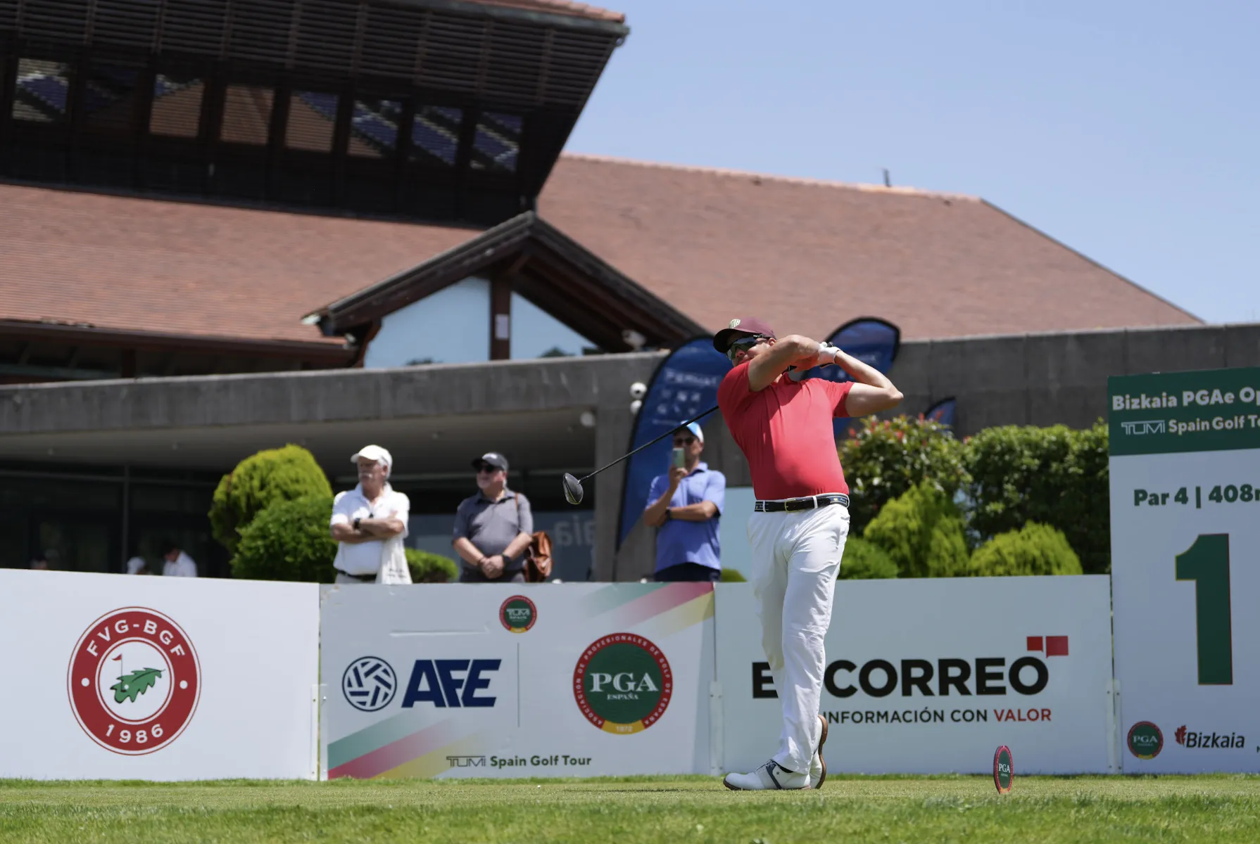 La niebla obliga a suspender la segunda jornada mientras el madrileño domina la clasificación con -9 a falta de tres hoyos Consulta el leaderboard en directo El campo público de Meaztegi Golf, enclavado en el idílico entorno de La Arboleda (Bizkaia), volvió a demostrar su carácter durante la segunda jornada del IV Bizkaia PGAe Open. Si en la primera ronda el intenso calor fue el protagonista, hoy lo ha sido la niebla, que ha obligado a suspender el juego cuando aún muchos jugadores no habían completado su recorrido. Entre ellos, Toño Hortal, actual líder provisional con un total de -9 y tres hoyos por jugar, ha aprovechado al máximo las condiciones más frescas de la jornada hasta que la niebla lo detuvo todo. Su objetivo es claro: resarcirse de aquella primera edición, donde perdió en el quinto hoyo de un épico play-off frente a Asier Aguirre. “Lo pasé realmente mal el primer día con el calor. Hoy me he centrado en sobrevivir y en empezar a meter putts, que es lo único que le falta ahora a mi juego”, comentaba Hortal. Salió por el hoyo 10 con un arranque firme: birdies al 10, 11, 14 y 17. Luego llegó el eagle en el hoyo 2 y dos birdies más al 5 y 6, con un único error en el hoyo 4 (bogey). Un rendimiento sólido y maduro que reafirma su buen momento competitivo. “Este torneo es, sin duda, el ‘Grande’ nacional. La organización, el trato, el nivel del campo… todo está cuidado al detalle. Ojalá pueda cerrarlo como se merece”, añadió el jugador madrileño. La niebla, protagonista inesperada La jornada transcurrió con cielos cubiertos que permitieron un juego más cómodo que en la primera ronda, pero hacia el final del día la niebla hizo imposible continuar. Hoyos como el 1, 2, 3 y 9, situados en las zonas más elevadas del recorrido, perdieron por completo la visibilidad, lo que llevó a la suspensión oficial. Clasificación provisional muy ajustada La segunda posición la comparten el argentino Gastón Bertinotti y el castellanoleonés Francisco Lagarto, ambos con -8. Bertinotti ya ha completado sus dos vueltas (68-68), mientras que Lagarto aún tiene cinco hoyos pendientes. Jugadores como Borja Martín (ganador de la segunda edición) y Mario Galiano aún no han comenzado su segunda ronda, por lo que todo está en el aire en una clasificación donde los diez primeros están separados por solo cuatro golpes. Entre los nombres destacados en la pelea por el título figuran Javier Colomo, David Salgado, y el propio Borja Martín, que lideró la primera jornada. Olazábal, dentro del corte provisional Una de las buenas noticias del día es la recuperación de José María Olazábal, que pese a un inicio complicado (doble bogey-bogey) logró recomponerse con un eagle al 5 y dos birdies más en el 11 y 13. Con -1, se sitúa en el puesto 35º provisional, dentro del corte estimado también en -1. ¿Qué pasará mañana? La organización se enfrentará ahora al reto logístico de completar las vueltas pendientes y decidir si será posible disputar una tercera ronda. Por el momento, la reanudación del juego está prevista para mañana, siempre que las condiciones meteorológicas lo permitan.