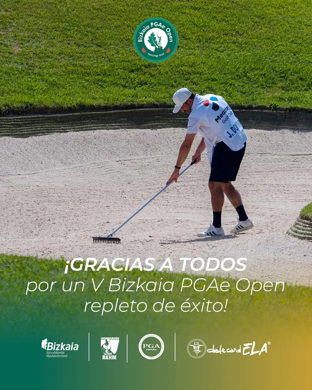 Operario acondicionando un búnker en el campo de Meaztegi Golf