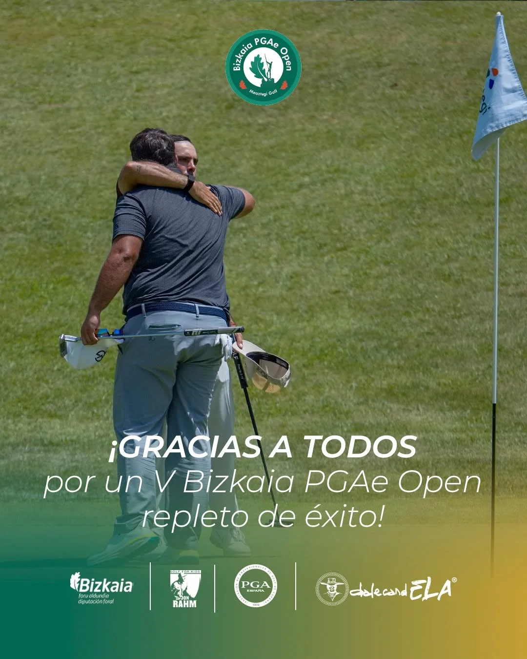 Dos jugadores se abrazan en el green durante el torneo