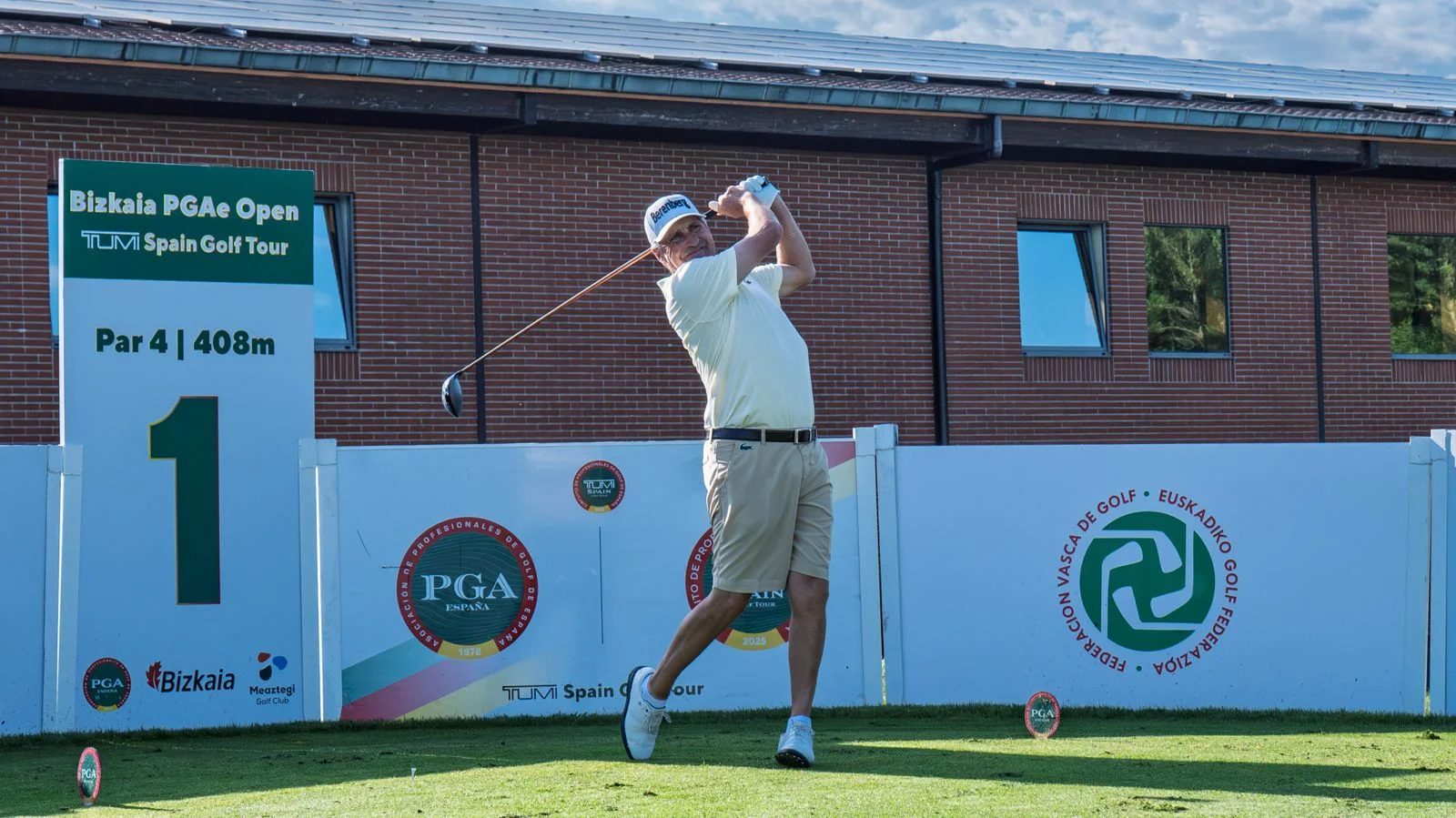 Jugador en el hoyo 1 de Meaztegi Golf durante el Pro-Am del V Bizkaia PGAe Open 2026